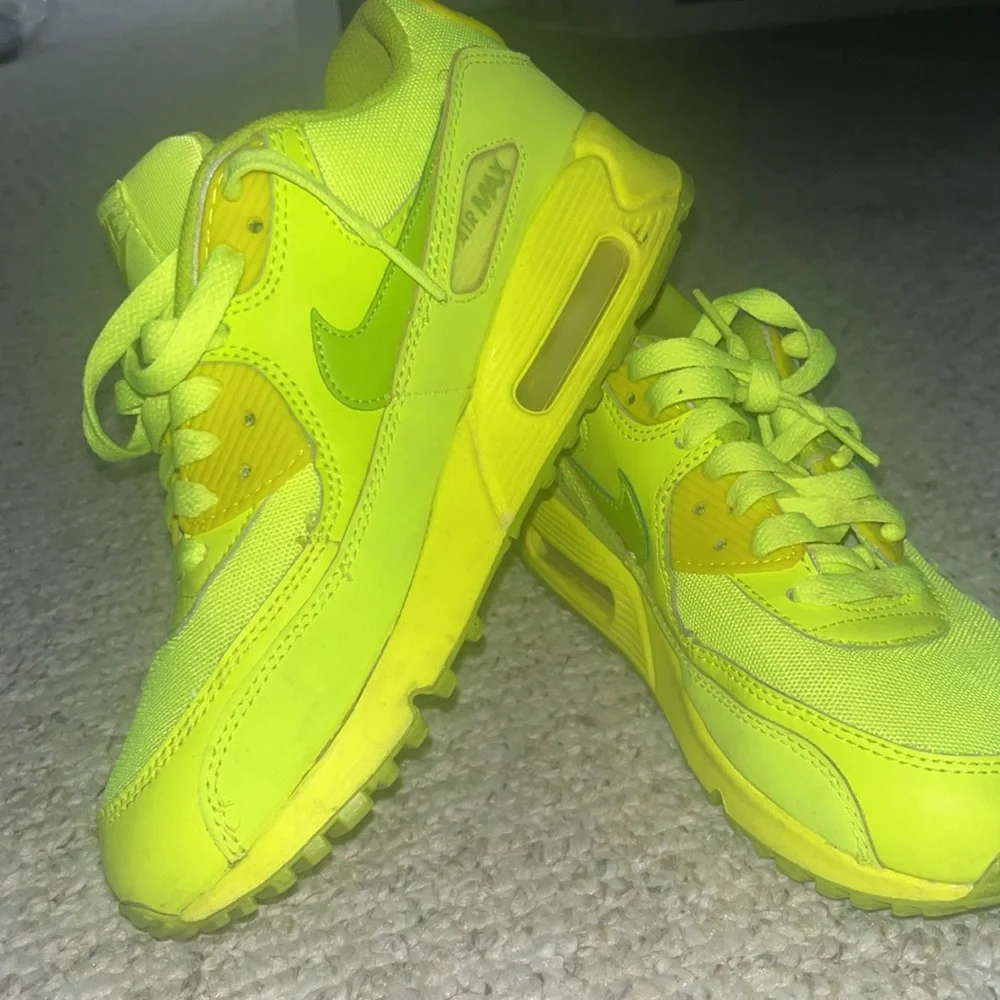 Neon on yellow - Nike Air Max 95